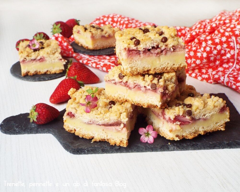 Quadrotti di sbriciolata con crema e fragole fresche