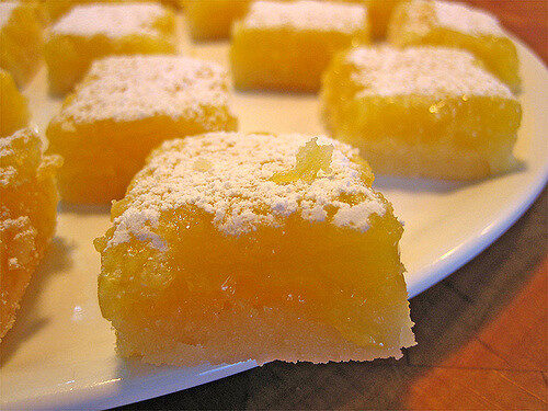 Quadrotti di shortbread con crema al limone