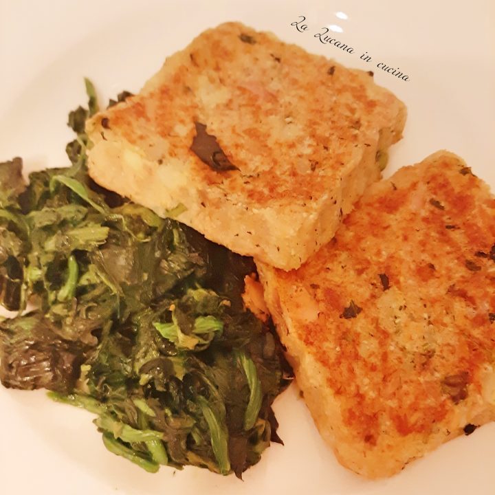 Quadrotti di tonno con patate ed erbette di campo