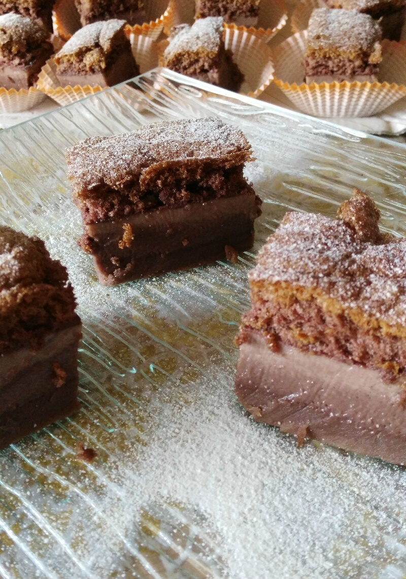 Quadrotti di torta magica al cacao.