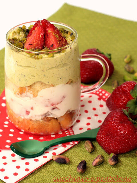 Quanti modi per fare e rifare…cheesecake alle fragole e pistacchi, meglio tardi che mai!