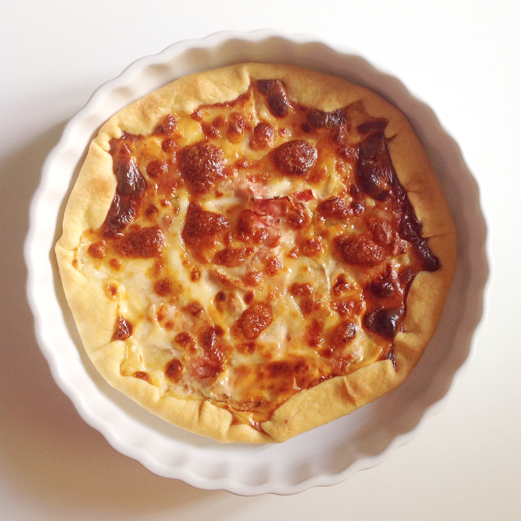 Quasi pizza con prosciutto e mozzarella