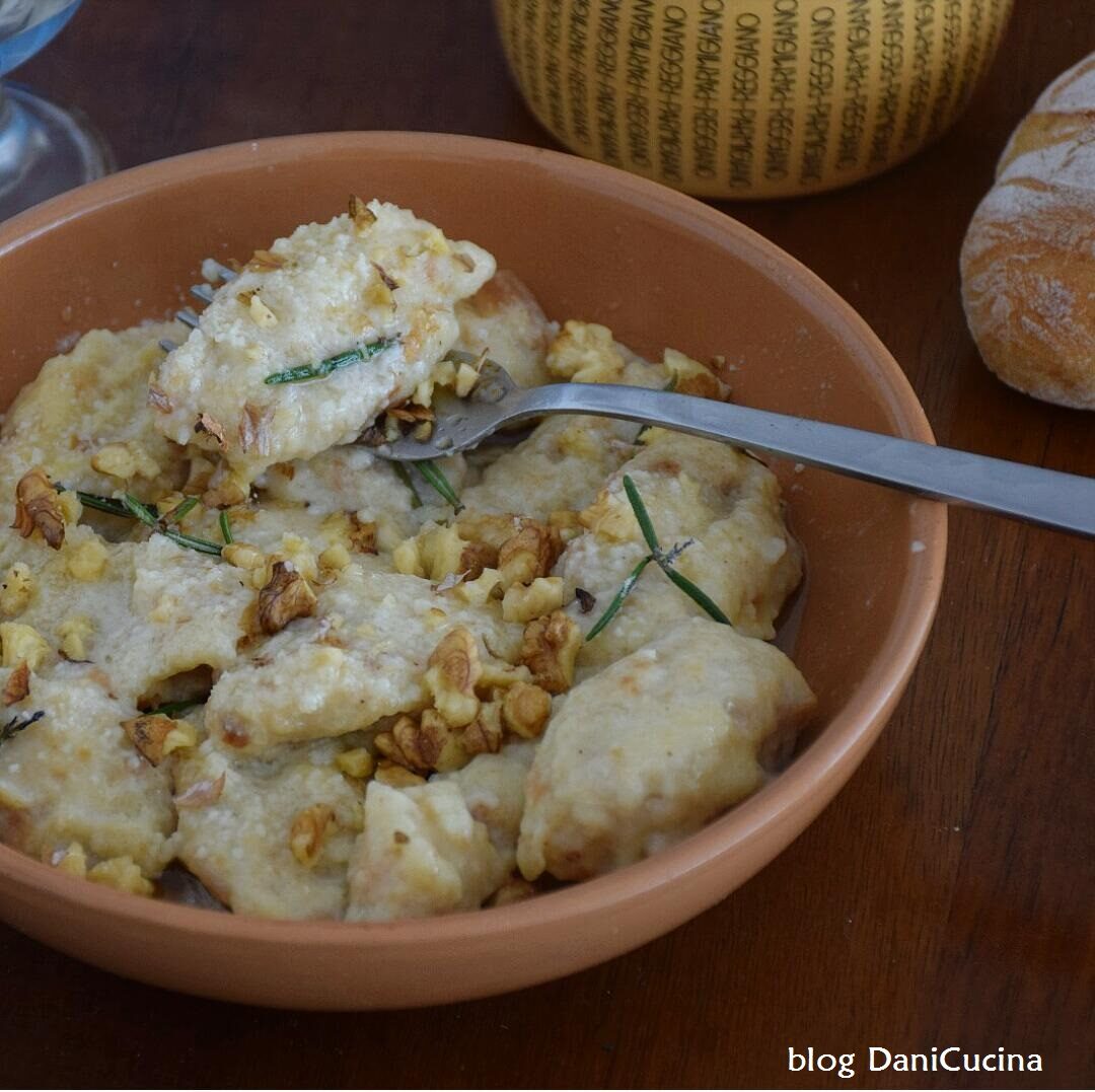Quenelle di pane e ricotta al burro, rosmarino e noci