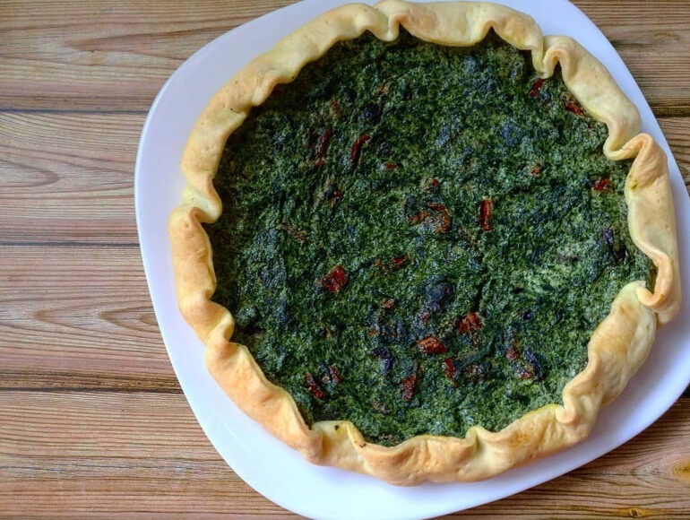 Quiche con bieta, pomodori secchi e olive nere