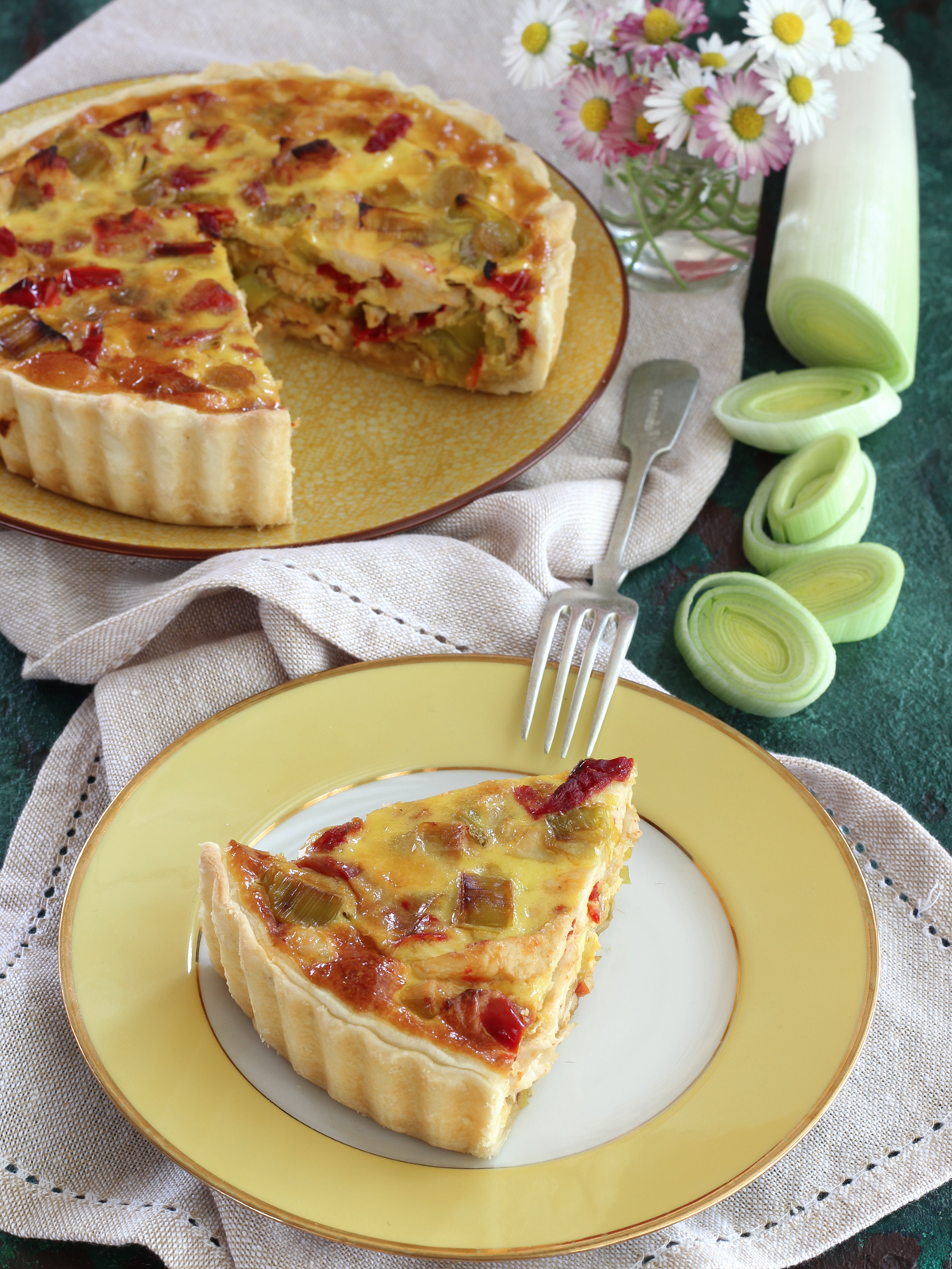 Quiche con pollo, porri e peperoni