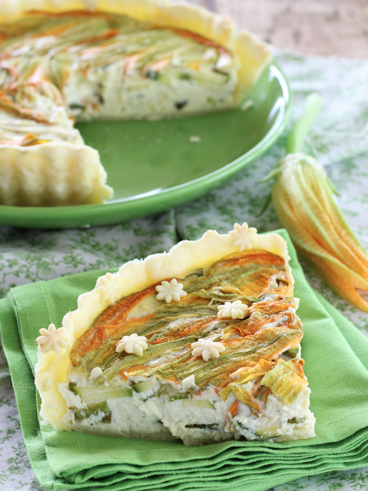 Quiche con ricotta, pesto, zucchine e fiori di zucca