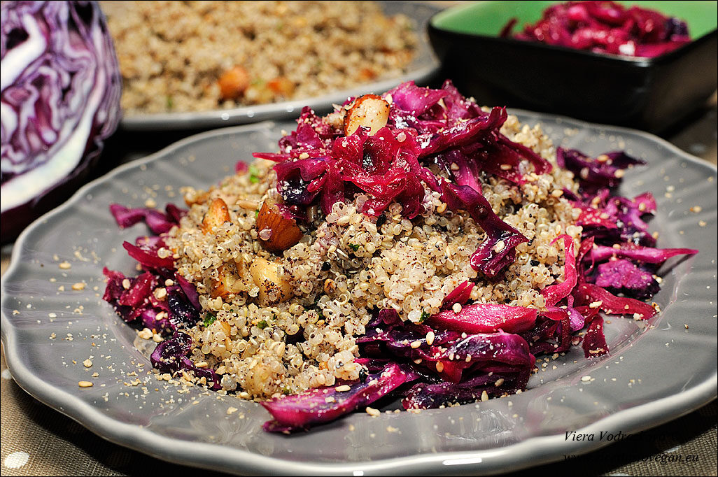Quinoa ai semi oleosi incavolata con capuccio rosso gluten free
