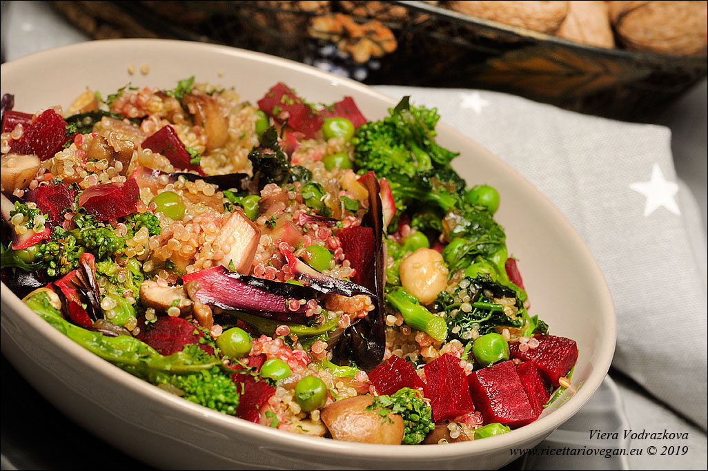 Quinoa bianca con le verdure colorate gluten free