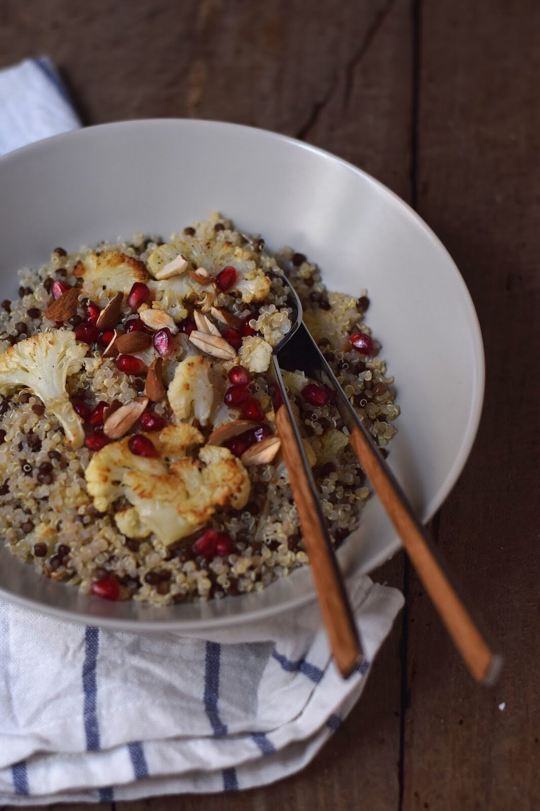 Quinoa con cavolfiore arrostito, mandorle e melagrana