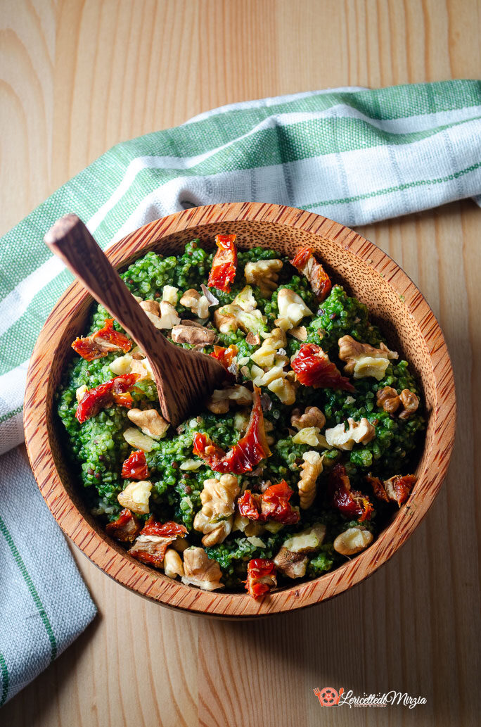Quinoa con crema di spinaci noci e pomodori secchi