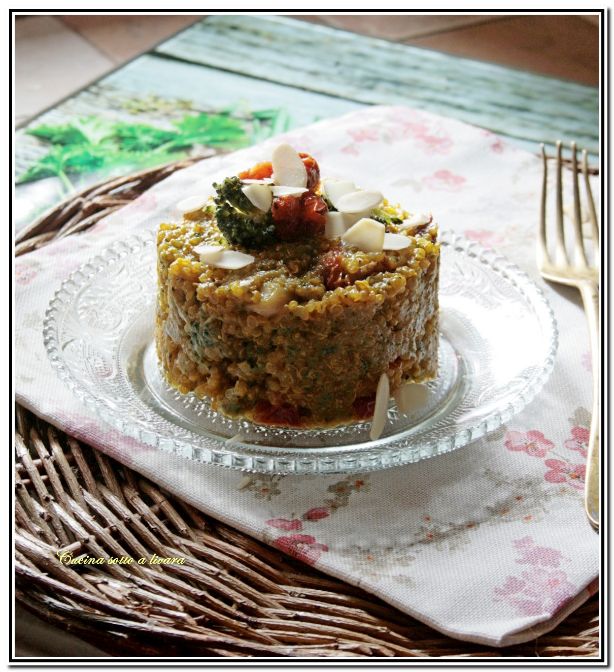 Quinoa con pesto di broccoli e pomodori secchi