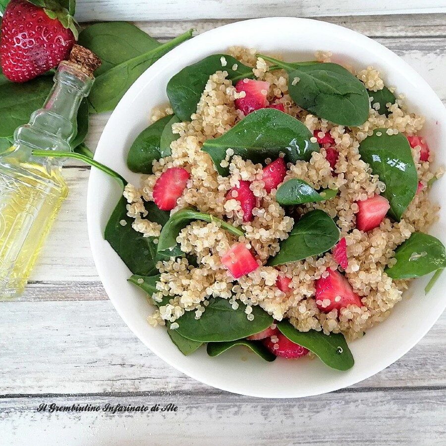 Quinoa con spinacini e fragole
