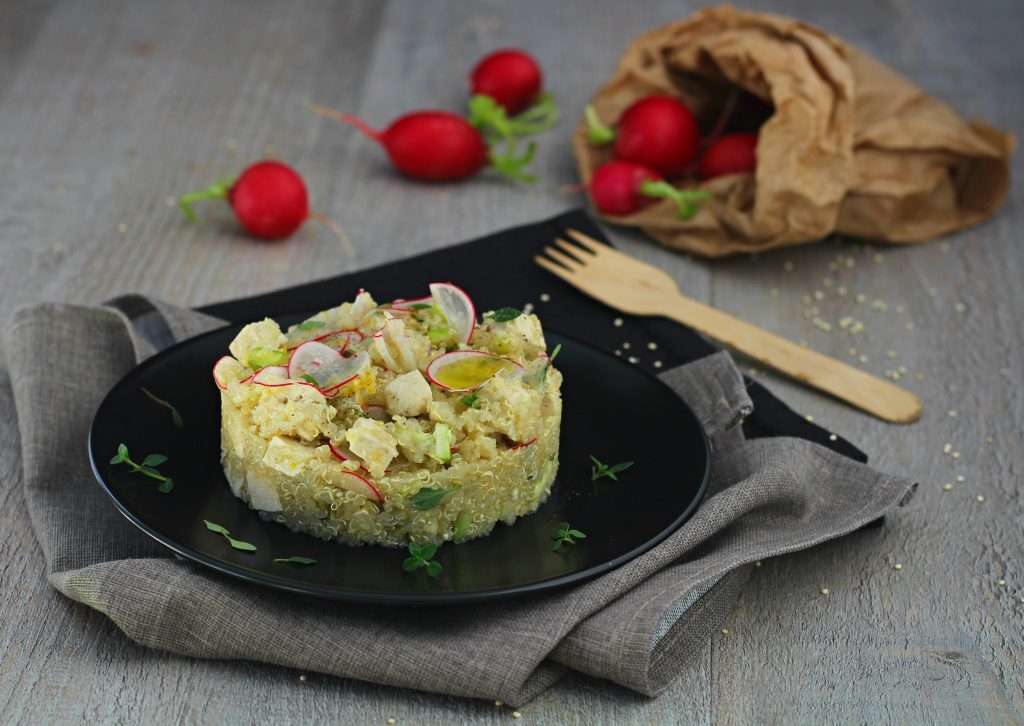 Quinoa con tofu ravanelli e timo limonato