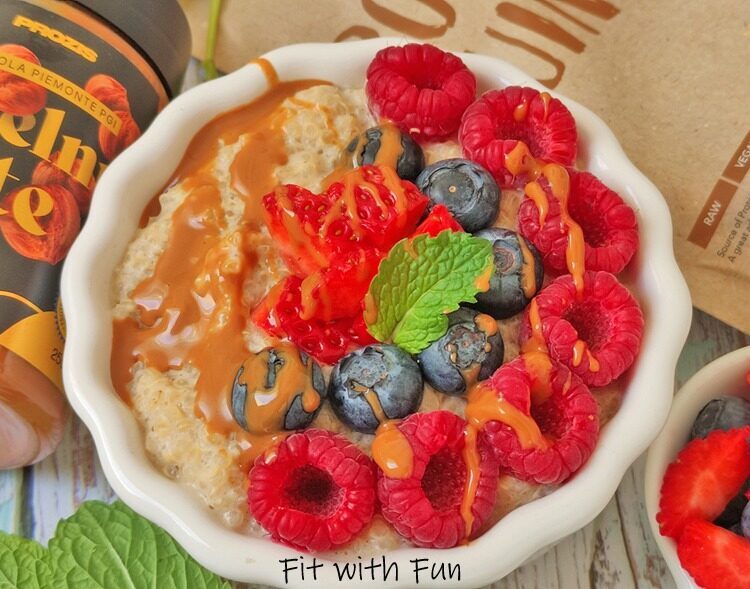 Quinoa latte o porridge di quinoa vegan proteico e senza glutine