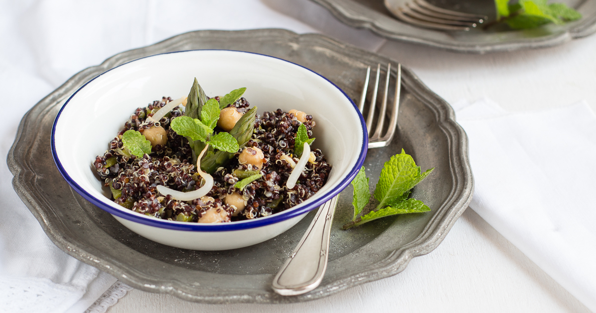 Quinoa nera con asparagi, ceci e germogli di soia