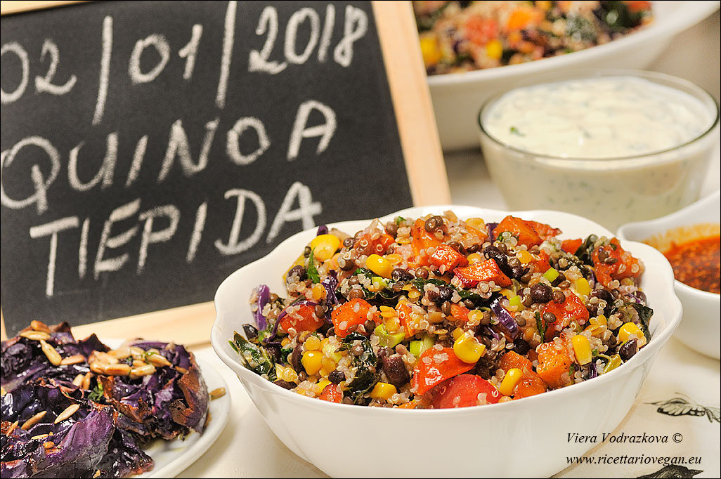 Quinoa tiepida con due salse e cavolo arrostito