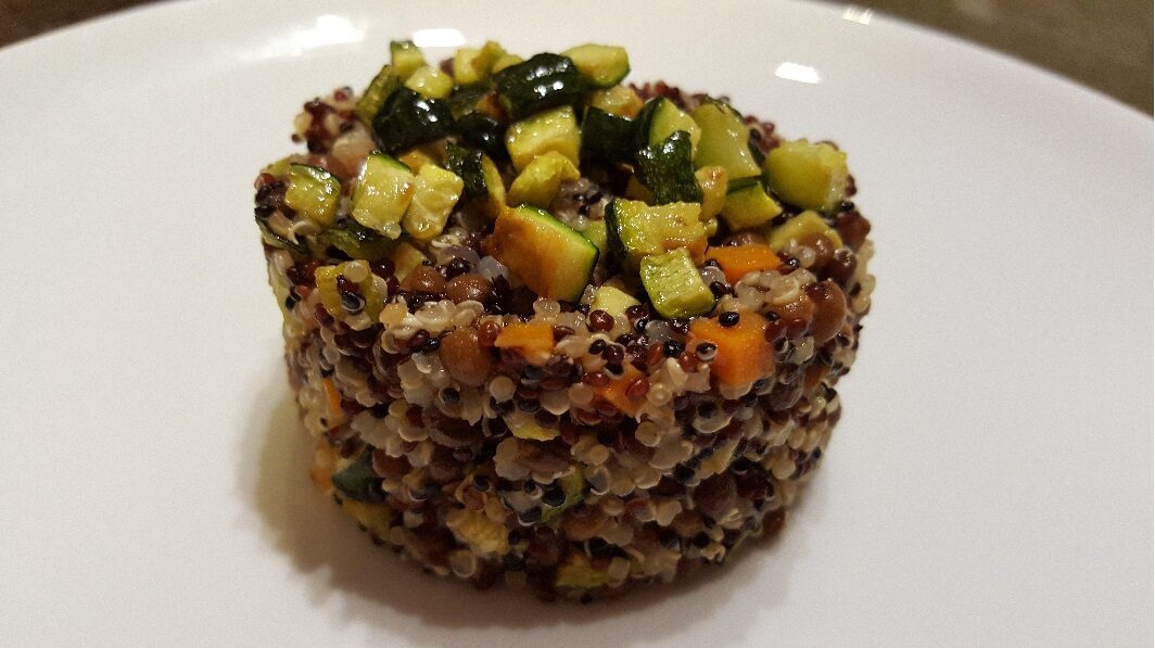 Quinoa tricolore con zucchine e lenticchie