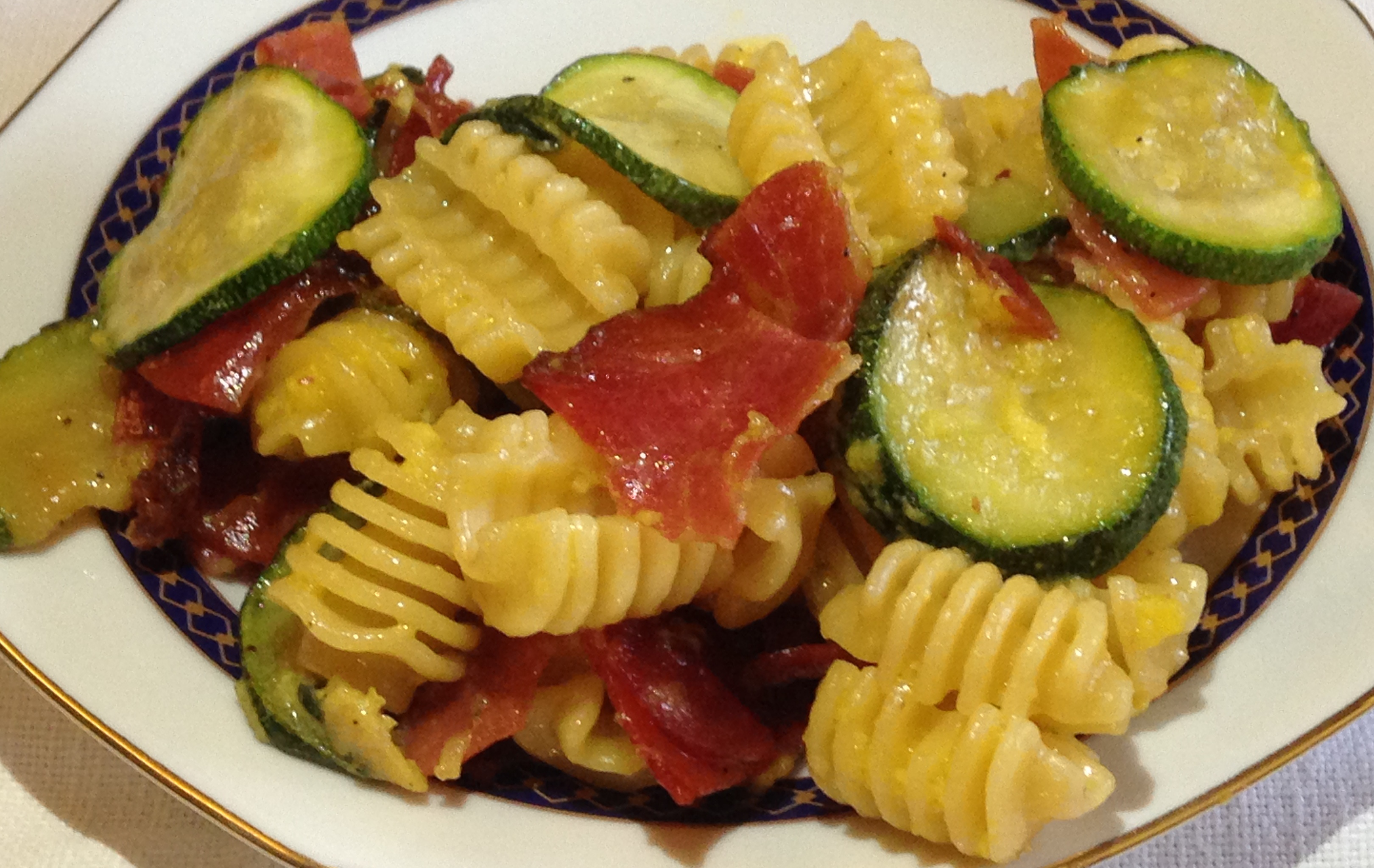 Radiatori alla carbonara di speck e zucchine