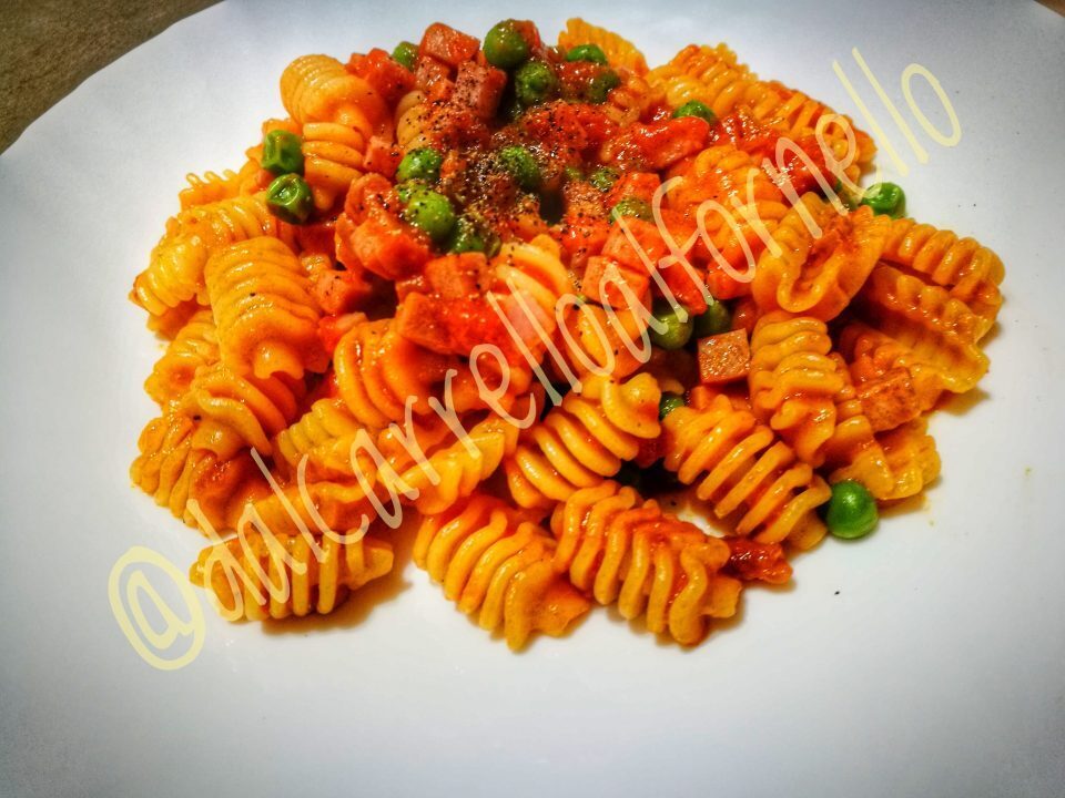 Radiatori con prosciutto cotto e piselli (light)