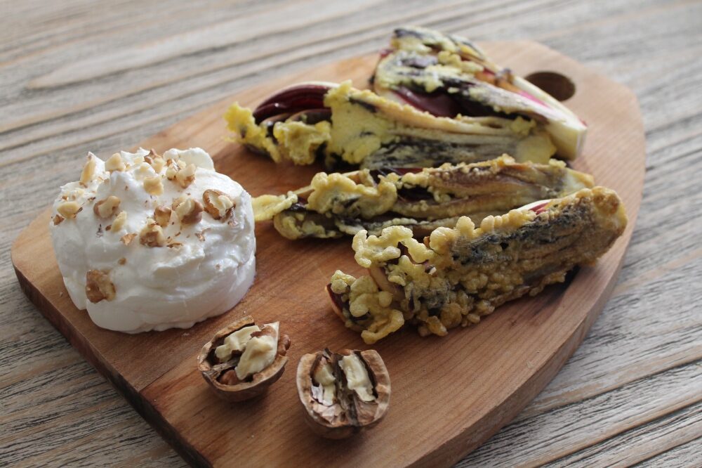 Radicchio fritto con crema di formaggi e noci