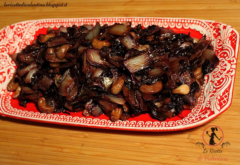 Radicchio rosso di treviso spadellato con anacardi e uvetta