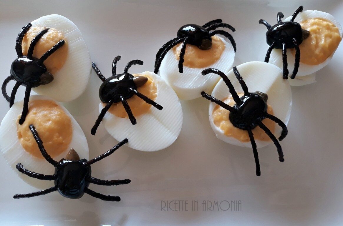 Ragni di Halloween e uova ripiene