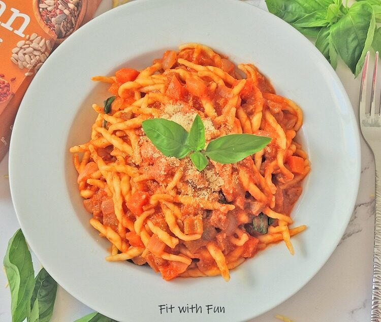 Ragù facile veloce vegan e proteico con verdure e seitan