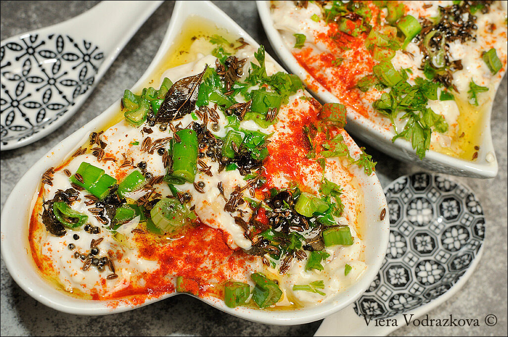 Raita al cavolfiore con cipolle caramellate
