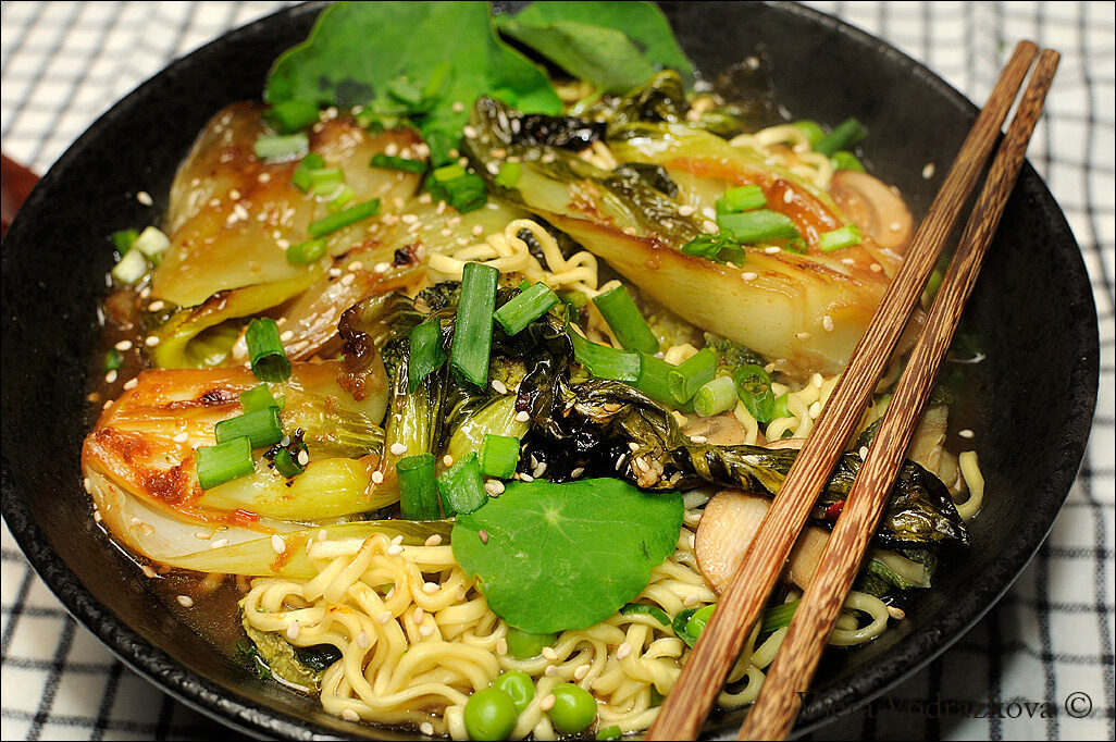 Ramen verde con pak choi e hatcho miso