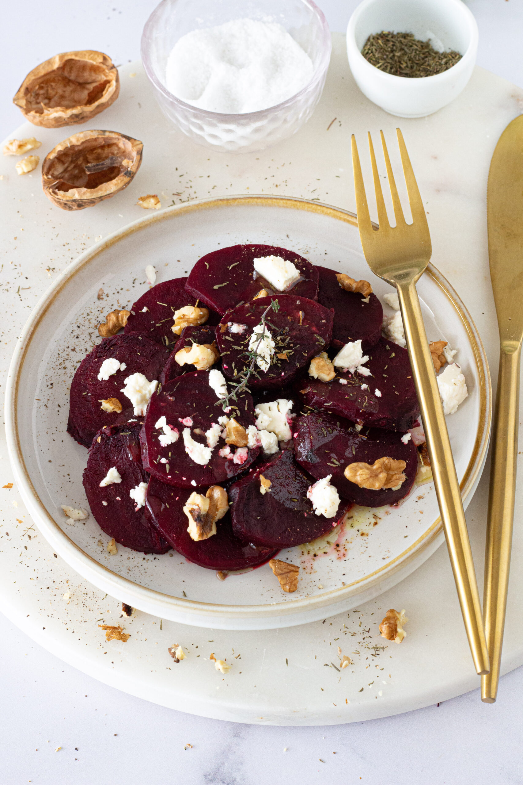 Rape rosse al forno con feta e noci