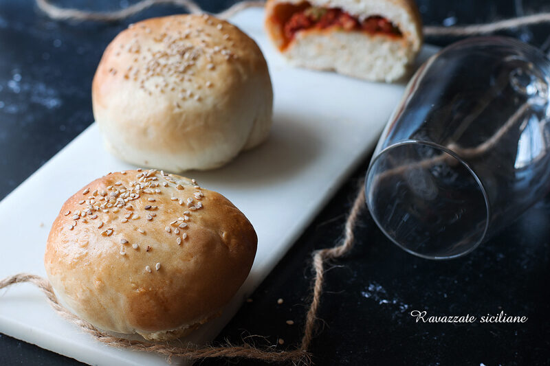 Ravazzate siciliane con ragù e piselli