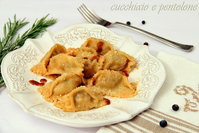 Raviole del plin ripiene di montasio e pancetta cotta con finto sugo d’arrosto