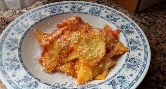 Ravioli ai formaggi con sugo di pomodoro