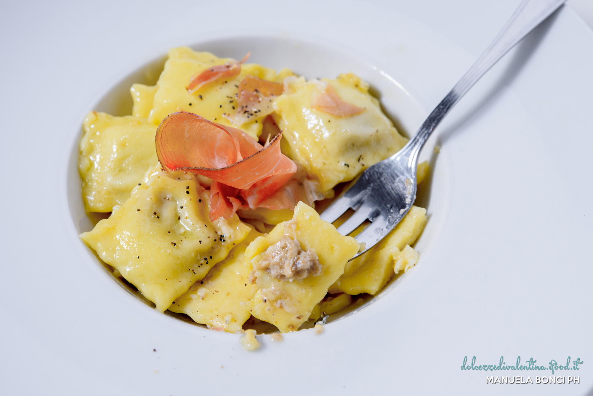 Ravioli ai funghi con speck e noci