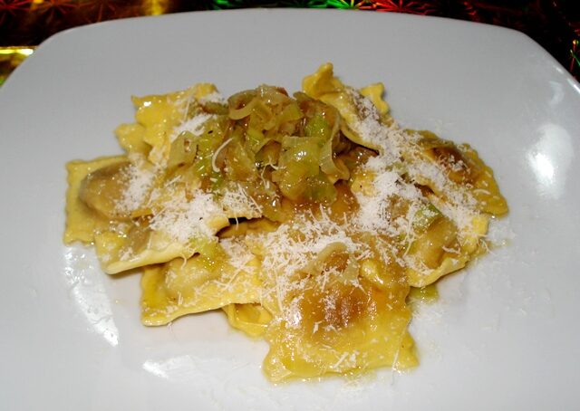 Ravioli ai funghi porcini in sugo d?arrosto (per 4)