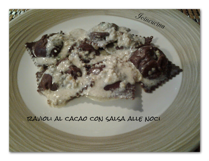 Ravioli al cacao con salsa alle noci