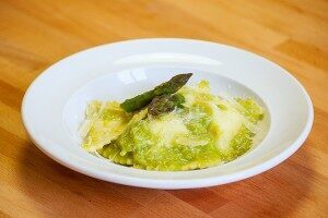 Ravioli al formaggio con crema di asparagi