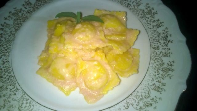 Ravioli al formaggio in crema di salsa rosa