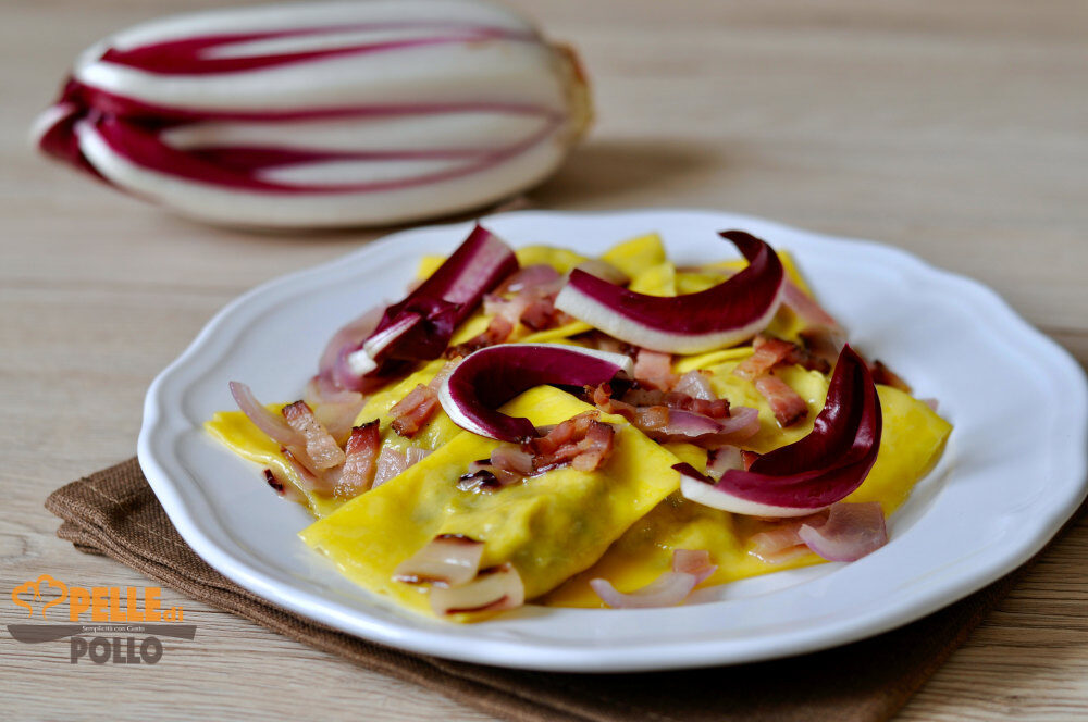 Ravioli al radicchio con pancetta croccante e cipolla