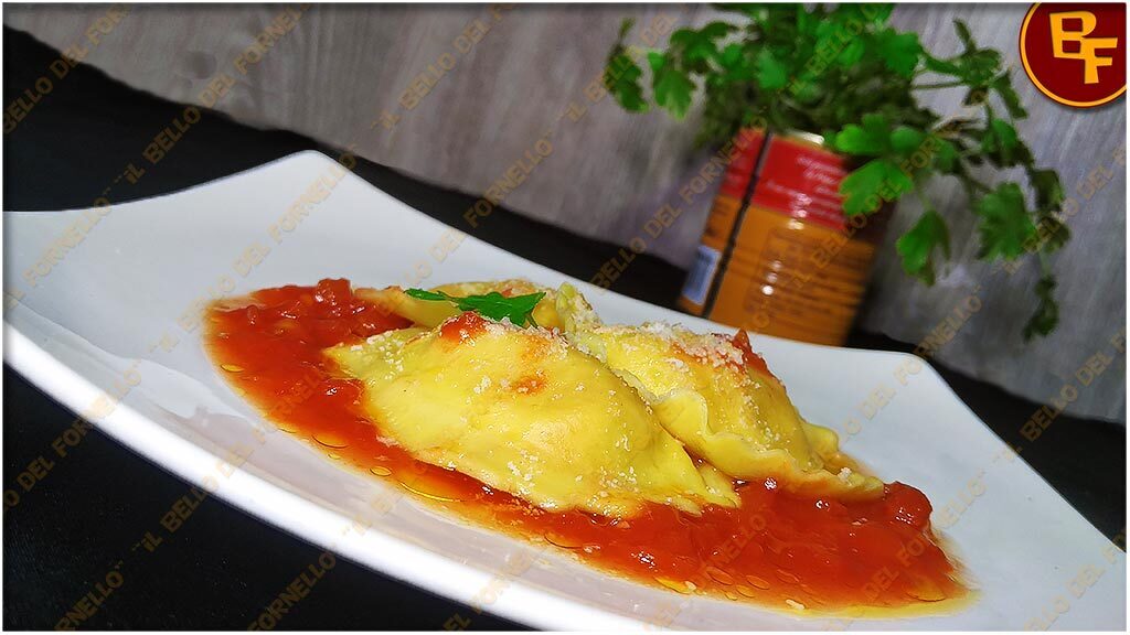 Ravioli al sugo di pomodoro – ricetta facile