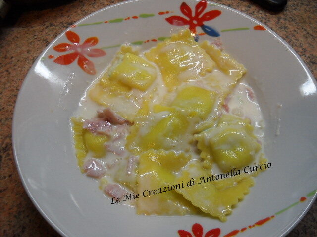RAVIOLI ALLA PANNA E PROSCIUTTO