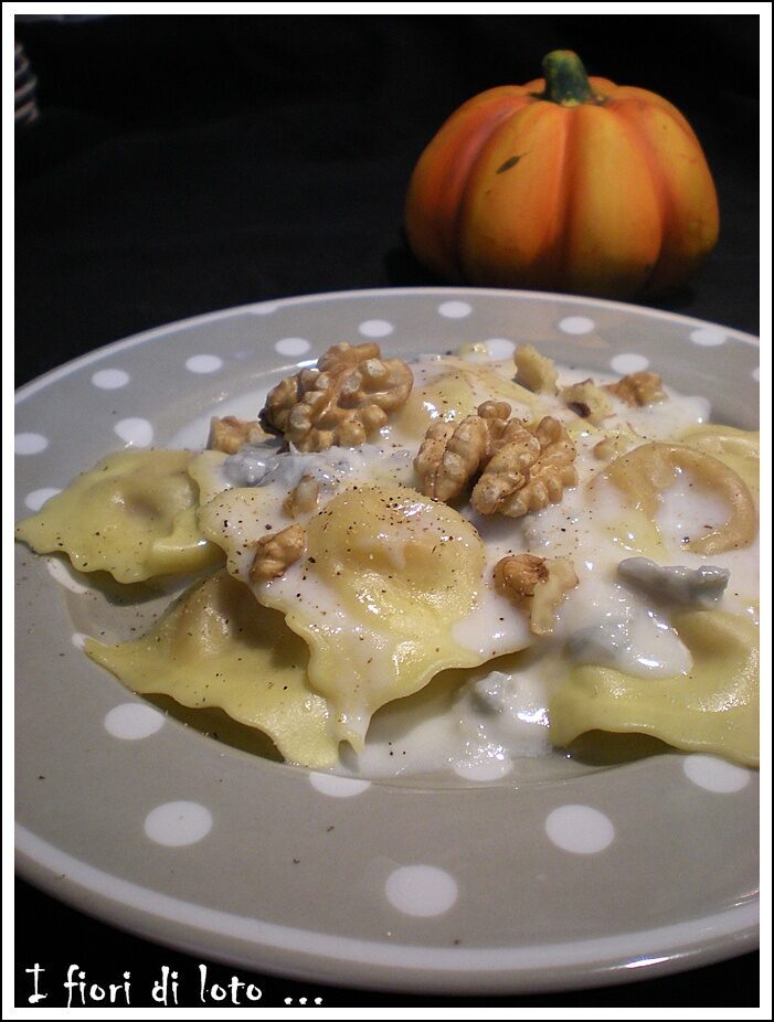 Ravioli alla zucca con fonduta di gorgonzola, noci e pepe nero