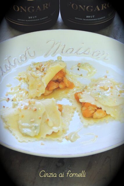 Ravioli aperti con pollo, zucca, crema di gorgonzola e nocciole Piemonte