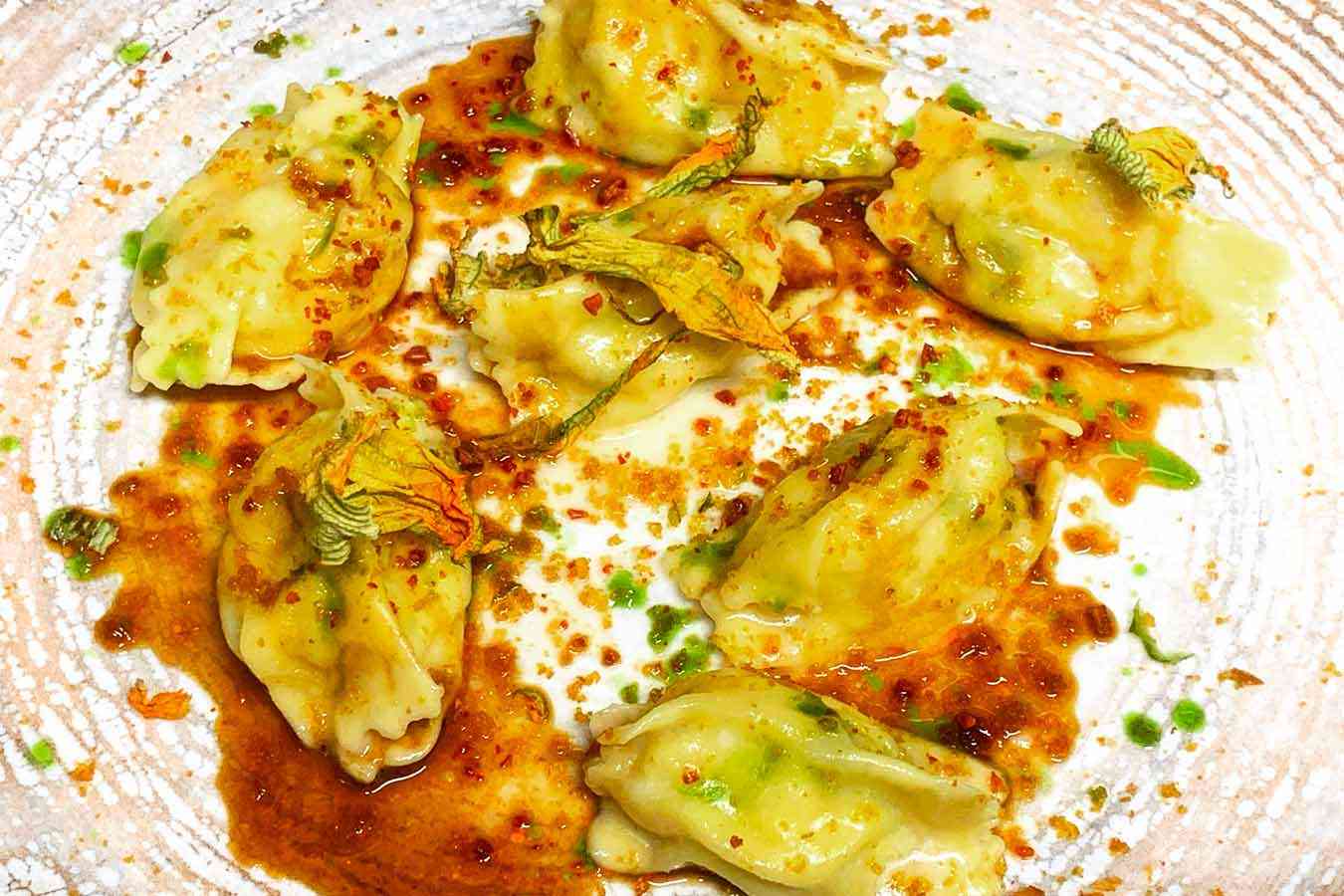 Ravioli burrata, fiori di zucchine e acqua di peperoni