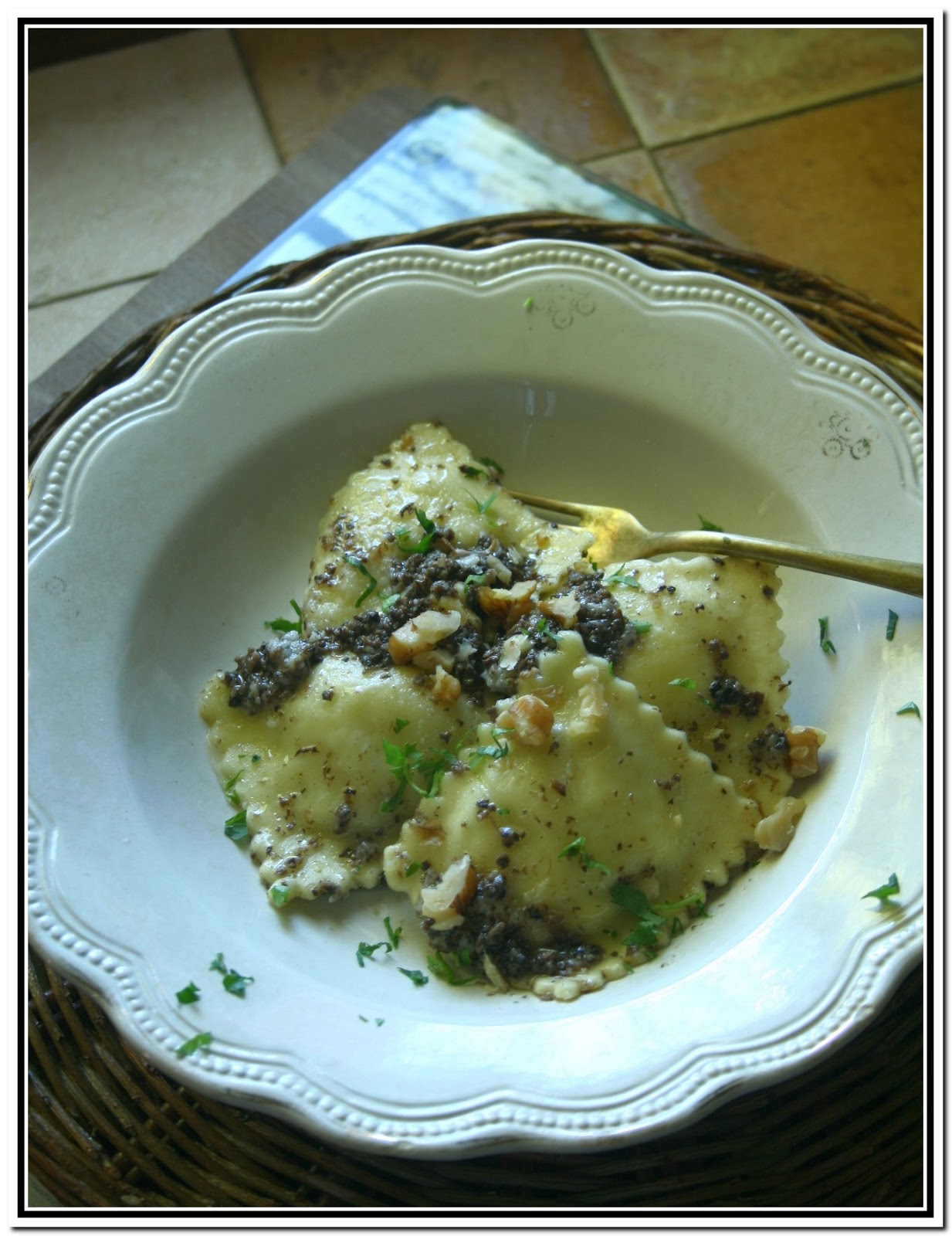 Ravioli caprino , salsa tartufata  e noci