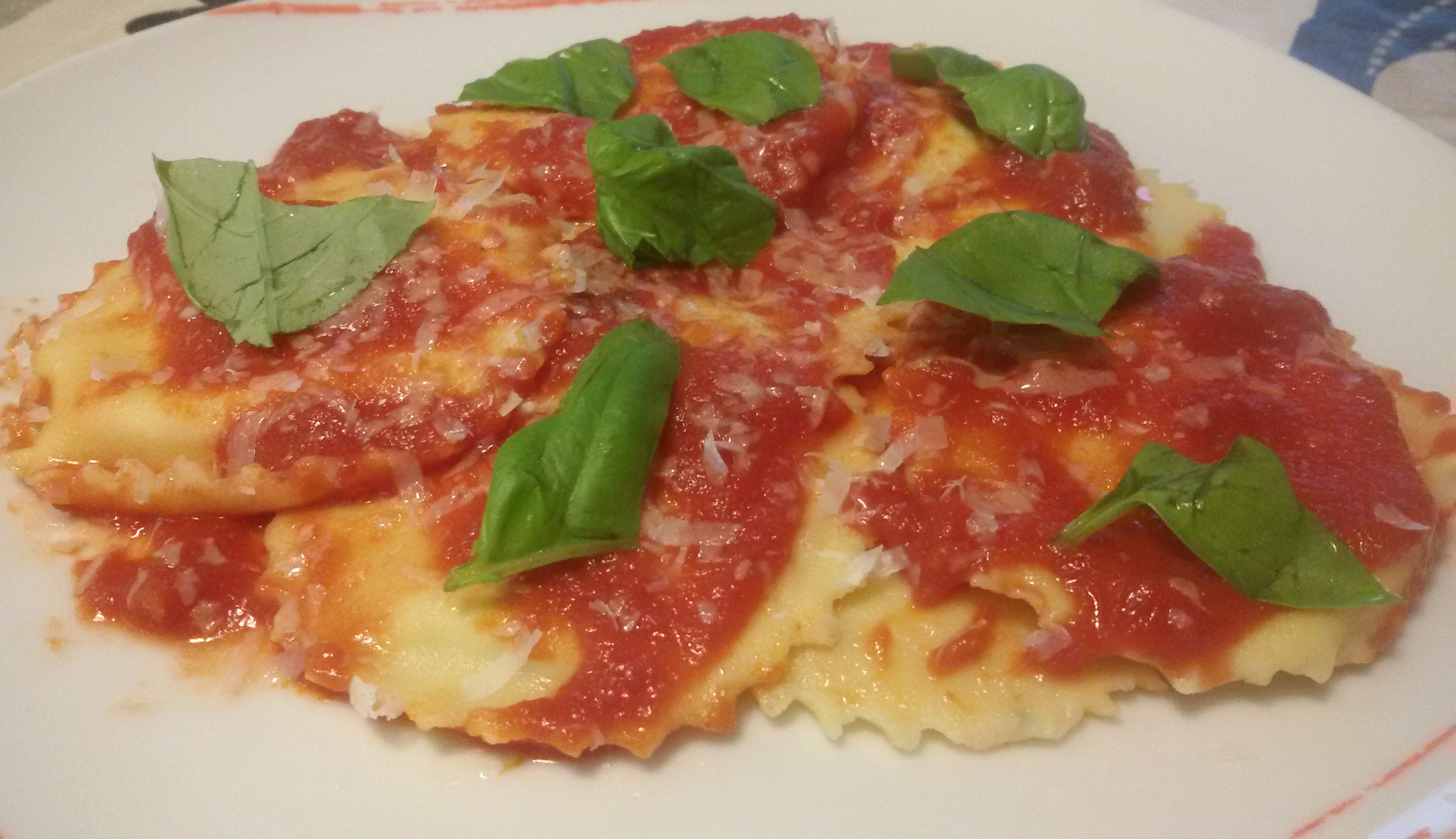 Ravioli con burrata e melanzane conditi con salsa al pomodoro