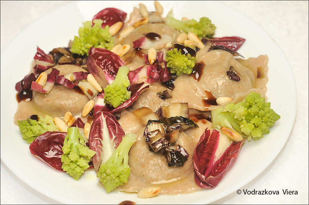 Ravioli con farro integrale ripieni di funghi