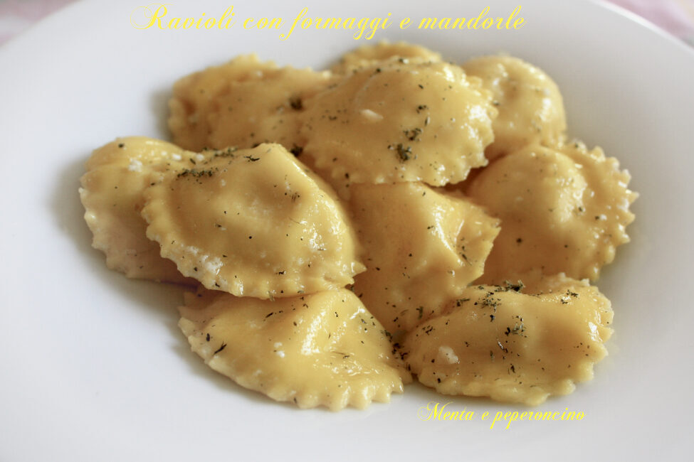 Ravioli con formaggi e mandorle