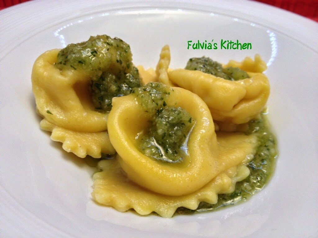 Ravioli con gorgonzola e crescenza al pesto di erbe aromatiche