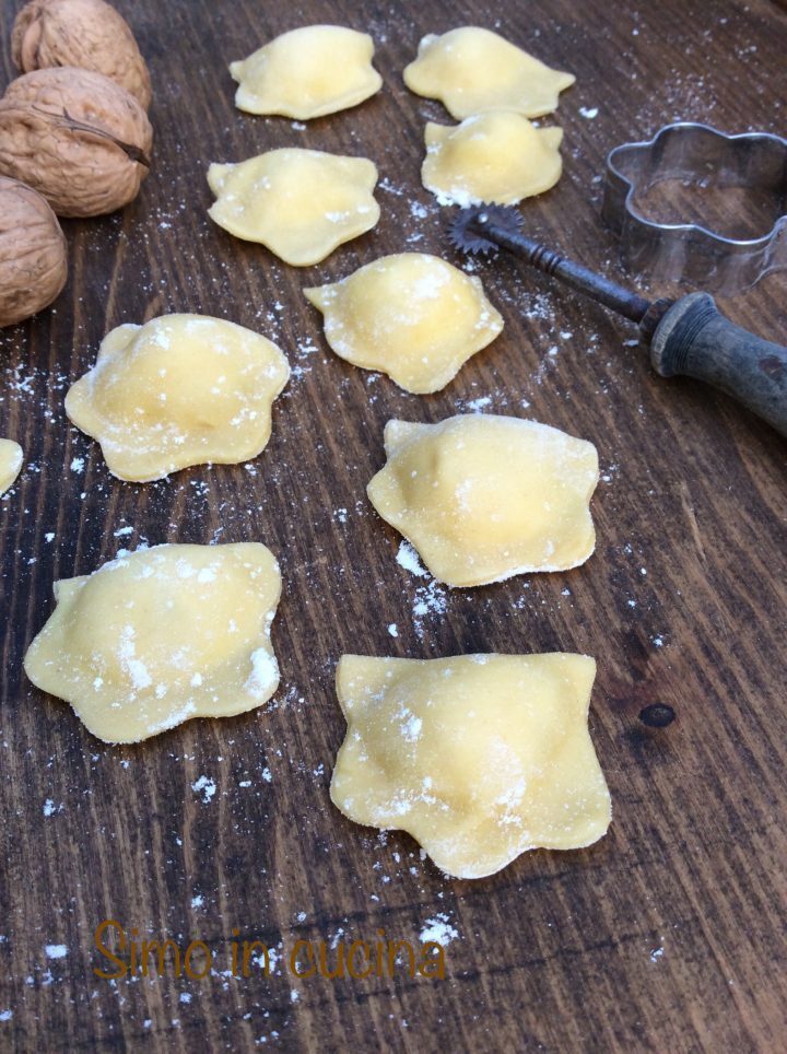 Ravioli   con noci e crema di   formaggio
